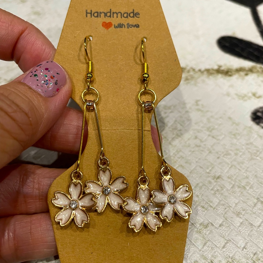 Handmade flower 🌸 earrings - Picture 3 of 4